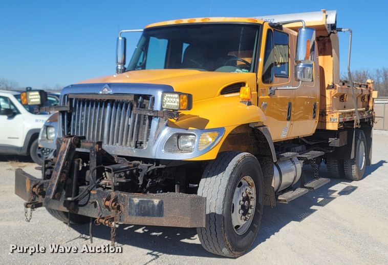 image for item JU9814 2005 International 7400  Crew Cab dump truck