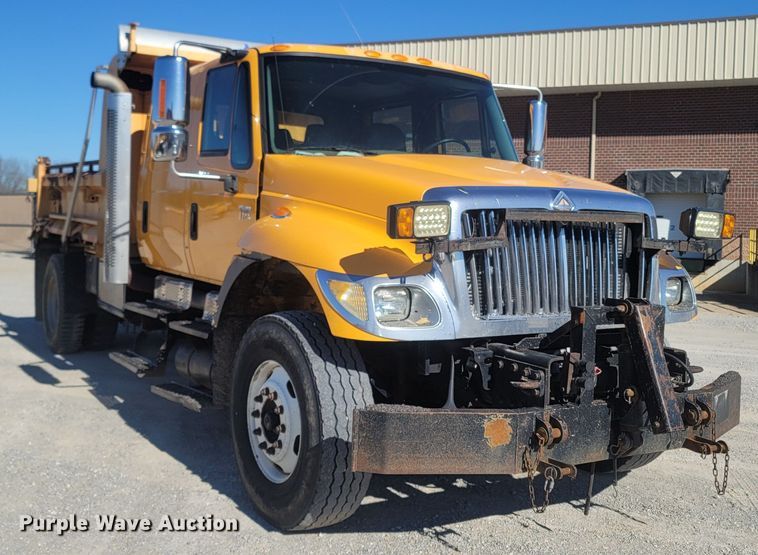 image for item JU9814 2005 International 7400  Crew Cab dump truck