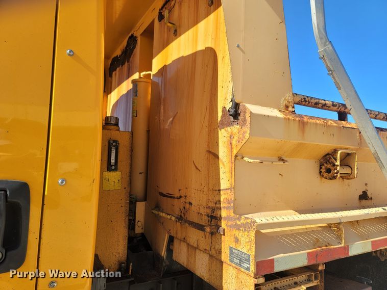 image for item JU9814 2005 International 7400  Crew Cab dump truck