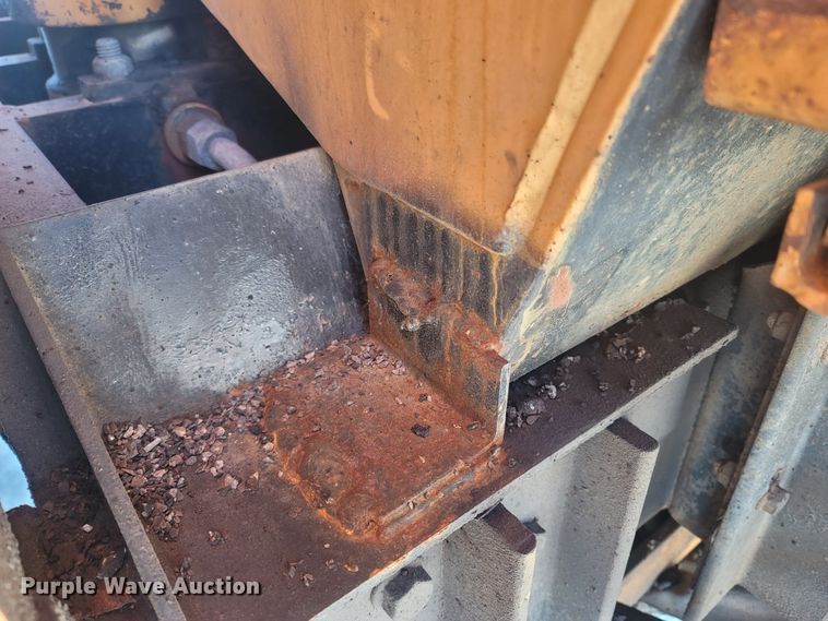 image for item JU9814 2005 International 7400  Crew Cab dump truck