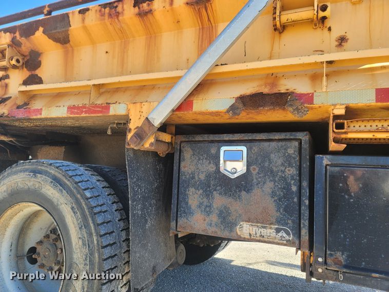 image for item JU9814 2005 International 7400  Crew Cab dump truck