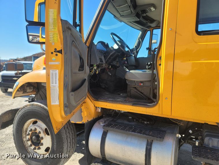 image for item JU9814 2005 International 7400  Crew Cab dump truck