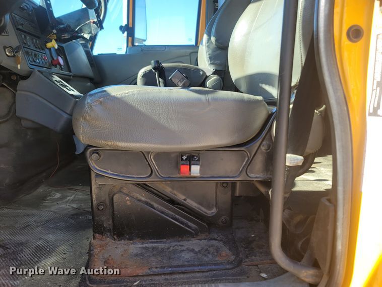 image for item JU9814 2005 International 7400  Crew Cab dump truck