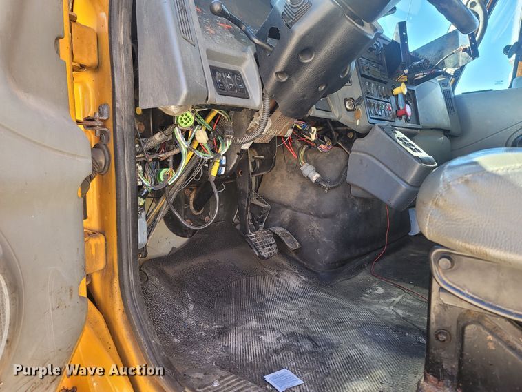 image for item JU9814 2005 International 7400  Crew Cab dump truck