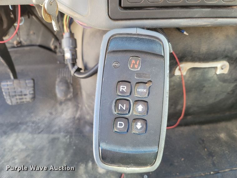 image for item JU9814 2005 International 7400  Crew Cab dump truck