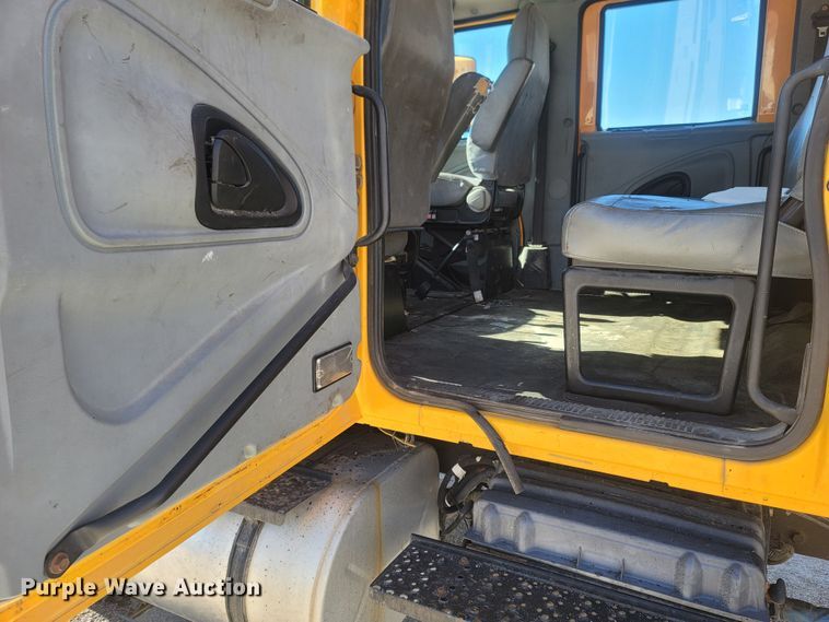 image for item JU9814 2005 International 7400  Crew Cab dump truck