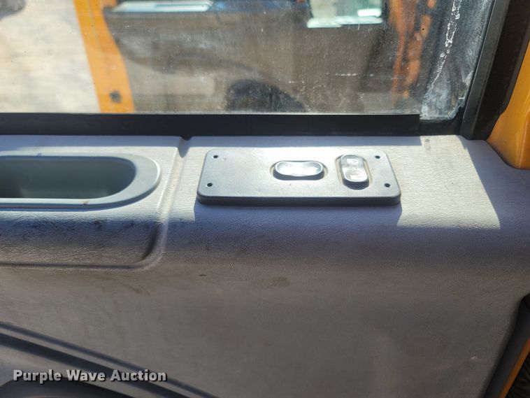 image for item JU9814 2005 International 7400  Crew Cab dump truck