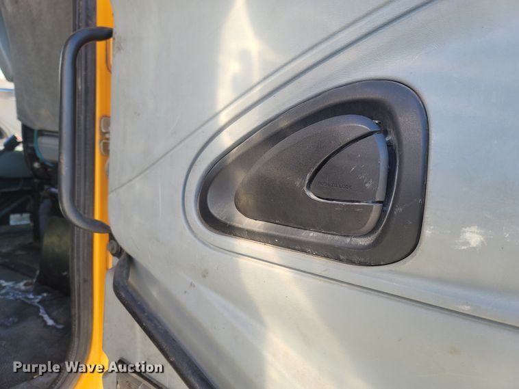 image for item JU9814 2005 International 7400  Crew Cab dump truck