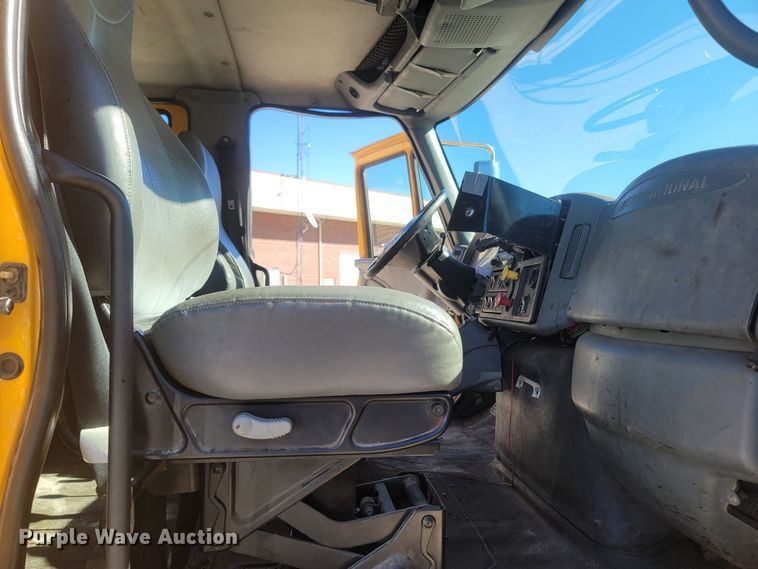 image for item JU9814 2005 International 7400  Crew Cab dump truck