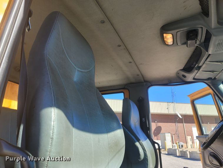 image for item JU9814 2005 International 7400  Crew Cab dump truck