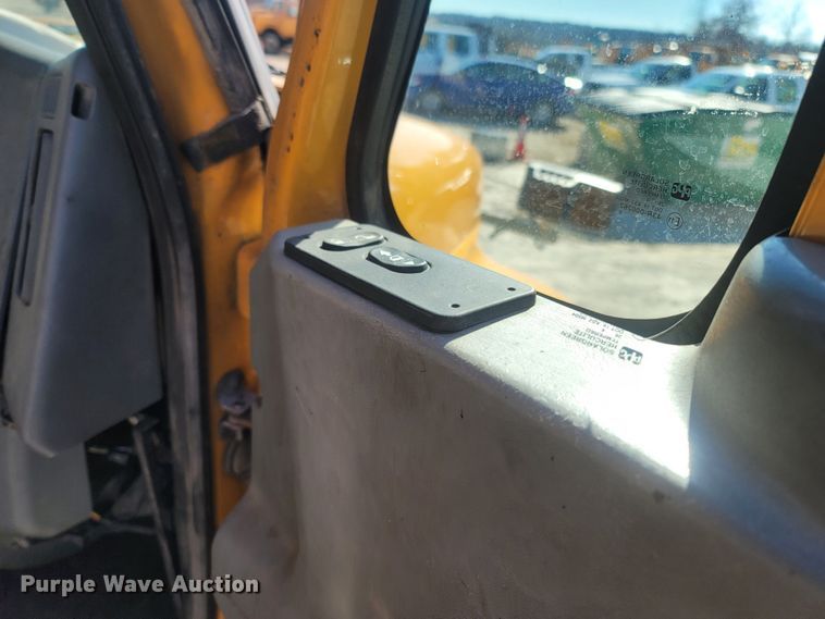 image for item JU9814 2005 International 7400  Crew Cab dump truck