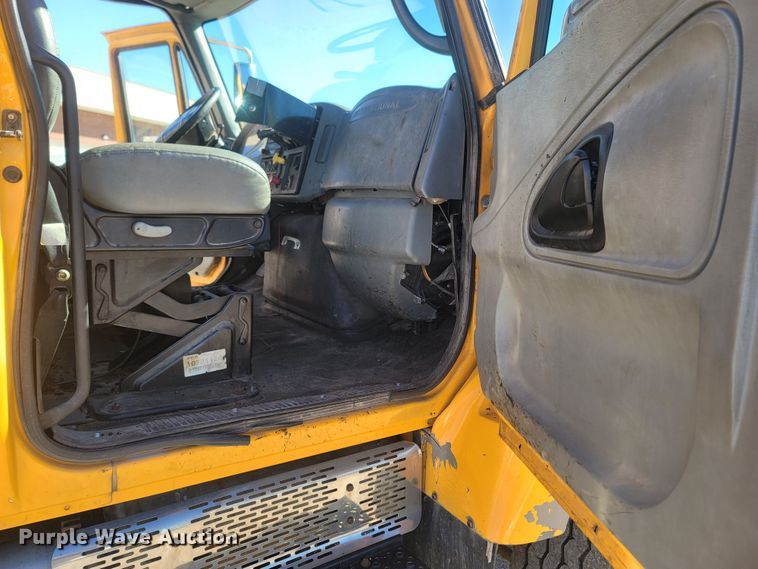 image for item JU9814 2005 International 7400  Crew Cab dump truck