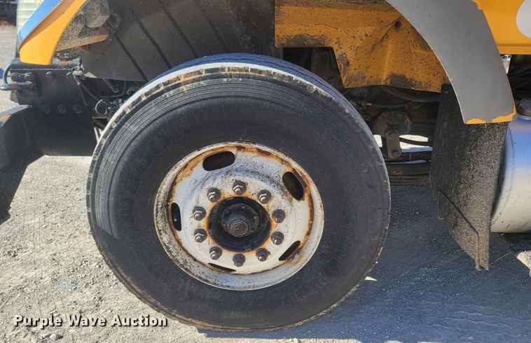 image for item JU9814 2005 International 7400  Crew Cab dump truck