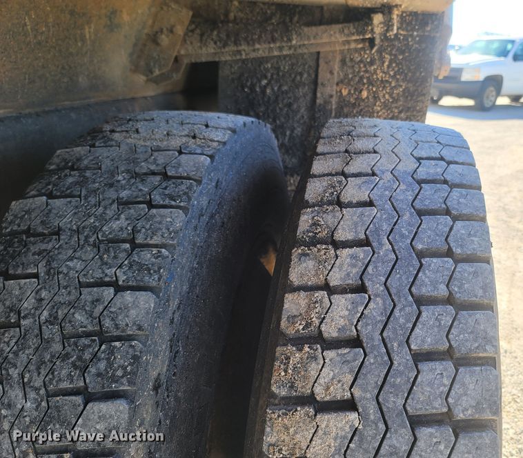 image for item JU9814 2005 International 7400  Crew Cab dump truck