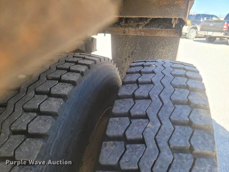 image for item JU9814 2005 International 7400  Crew Cab dump truck