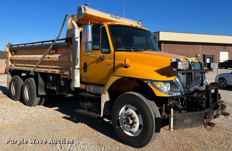 image for item JU9823 2006 International 7400  dump truck