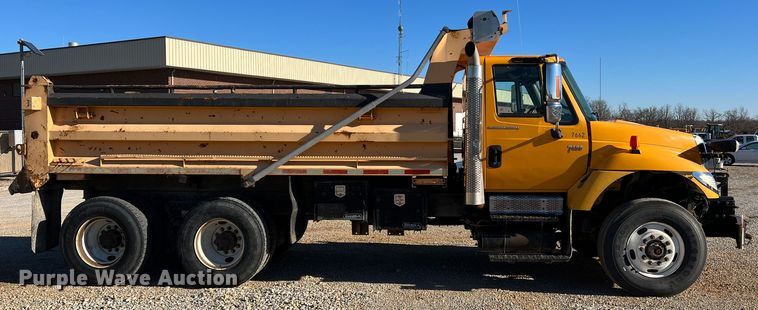 image for item JU9823 2006 International 7400  dump truck