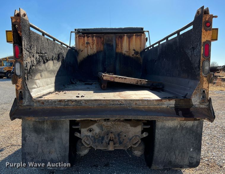 image for item JU9823 2006 International 7400  dump truck