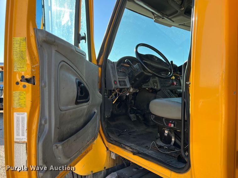 image for item JU9823 2006 International 7400  dump truck