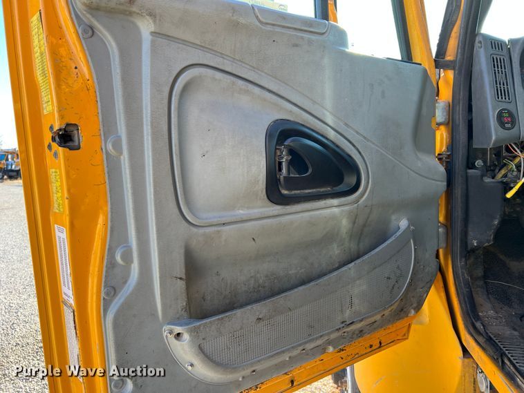 image for item JU9823 2006 International 7400  dump truck