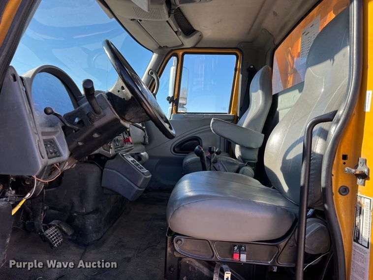 image for item JU9823 2006 International 7400  dump truck