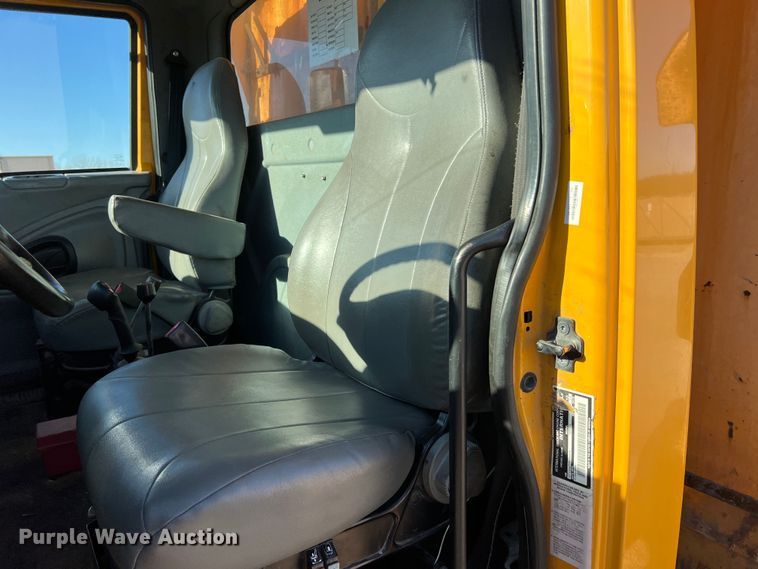 image for item JU9823 2006 International 7400  dump truck