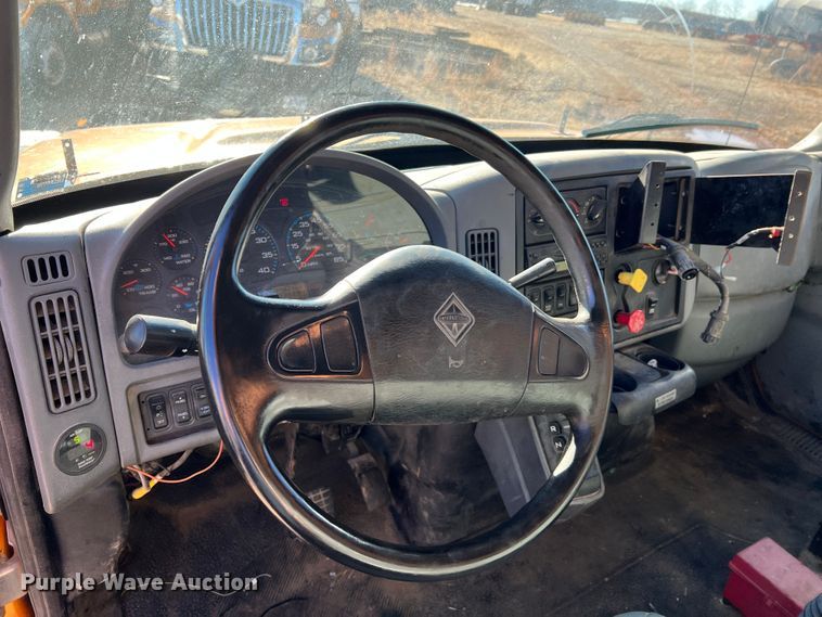 image for item JU9823 2006 International 7400  dump truck