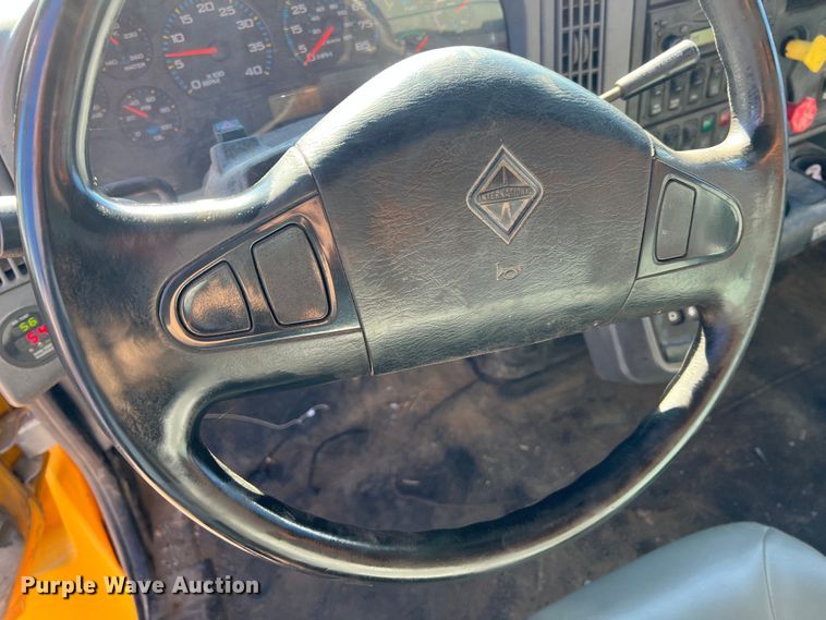 image for item JU9823 2006 International 7400  dump truck