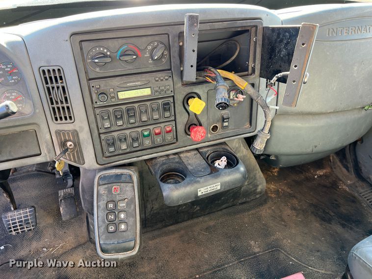 image for item JU9823 2006 International 7400  dump truck