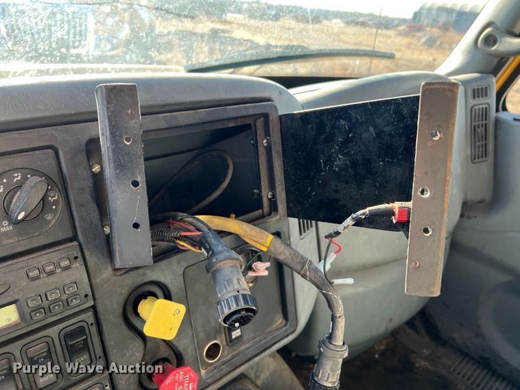 image for item JU9823 2006 International 7400  dump truck