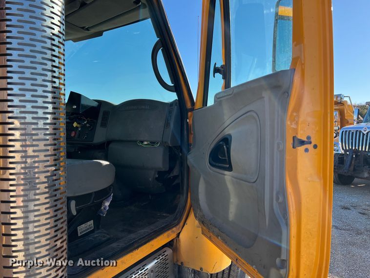 image for item JU9823 2006 International 7400  dump truck