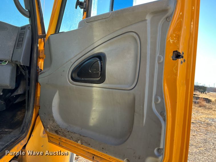 image for item JU9823 2006 International 7400  dump truck