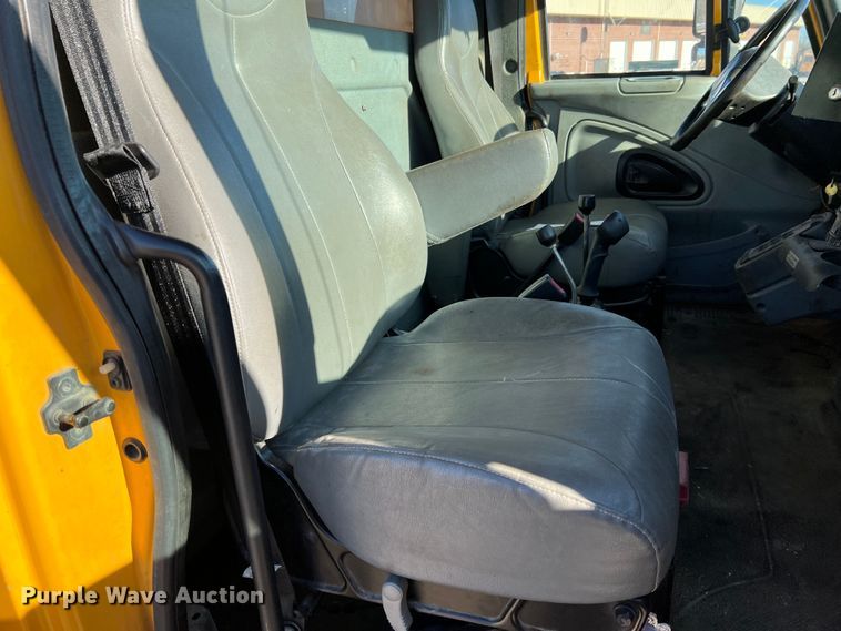 image for item JU9823 2006 International 7400  dump truck