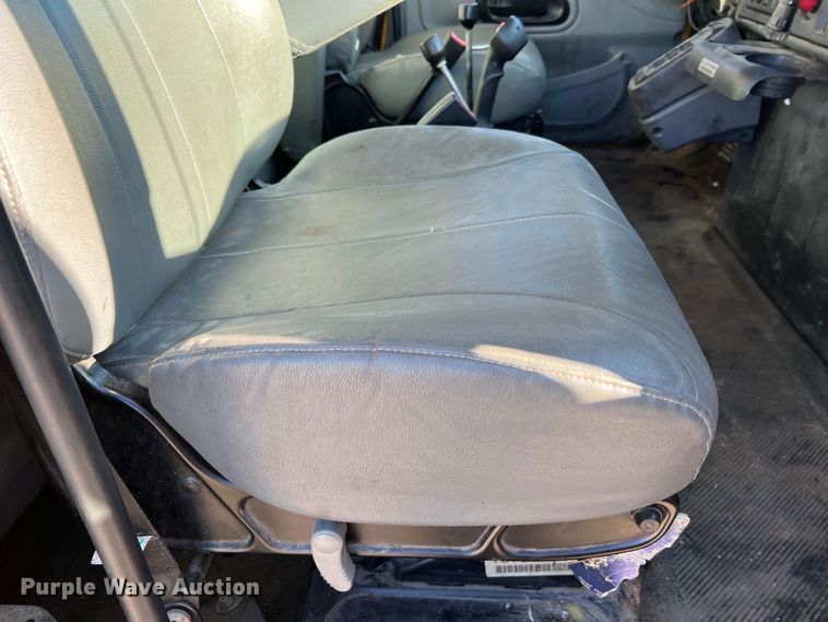 image for item JU9823 2006 International 7400  dump truck