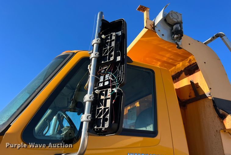 image for item JU9823 2006 International 7400  dump truck