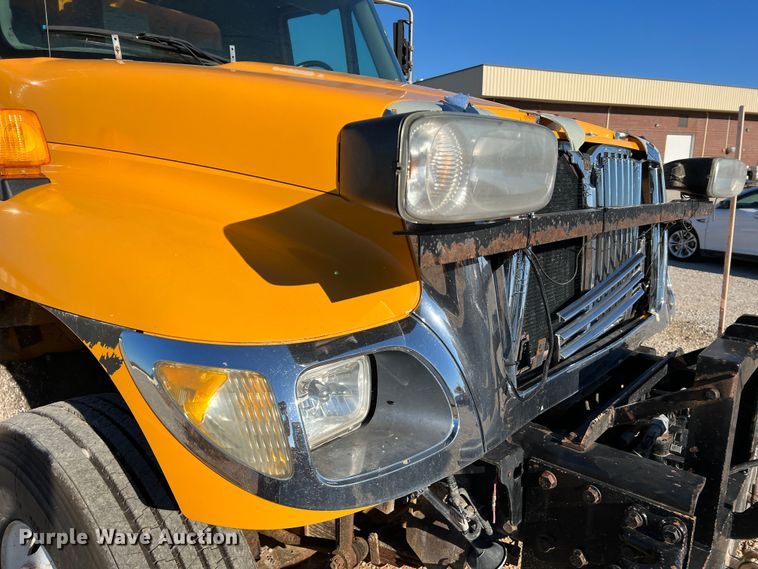 image for item JU9823 2006 International 7400  dump truck