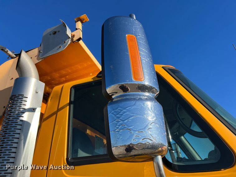 image for item JU9823 2006 International 7400  dump truck