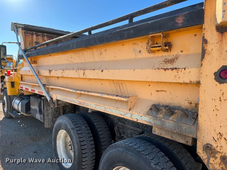 image for item JU9823 2006 International 7400  dump truck