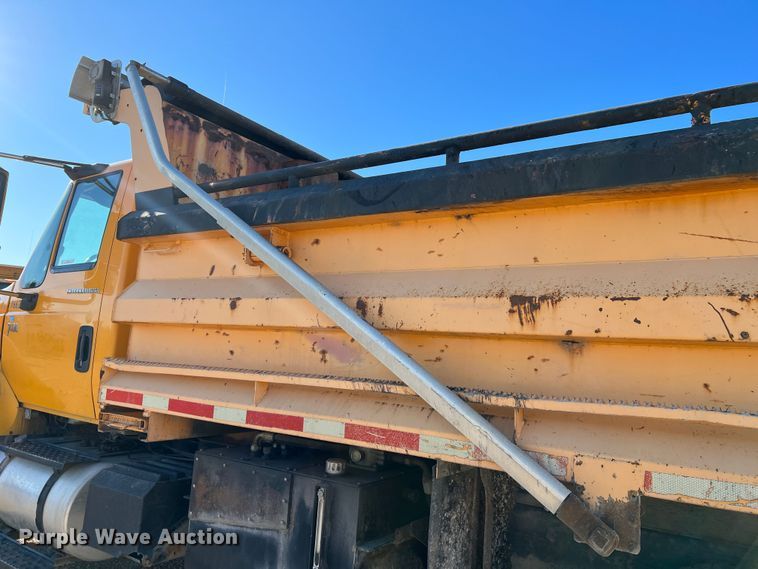 image for item JU9823 2006 International 7400  dump truck