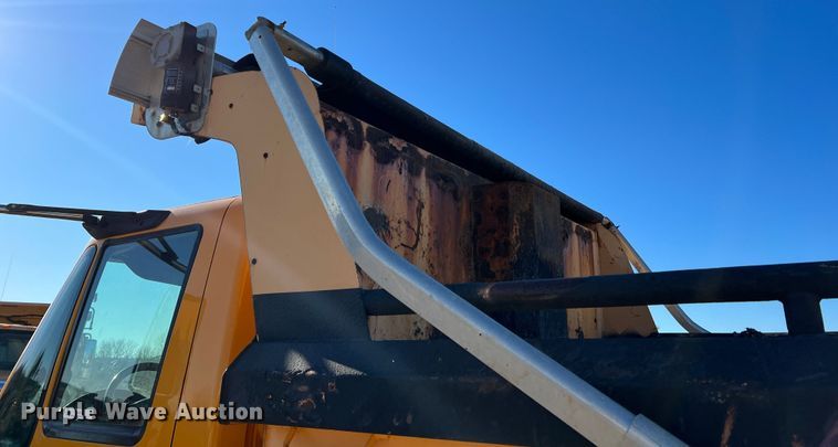 image for item JU9823 2006 International 7400  dump truck