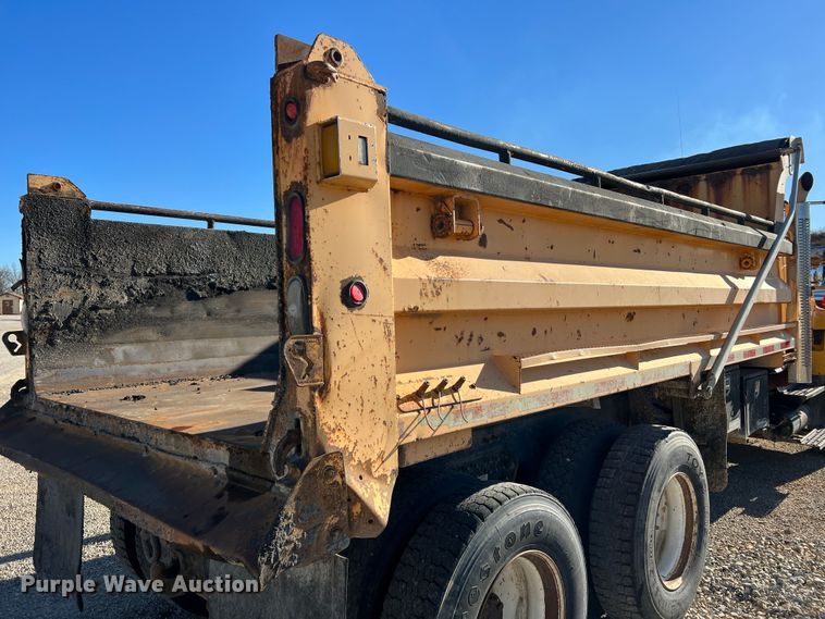 image for item JU9823 2006 International 7400  dump truck