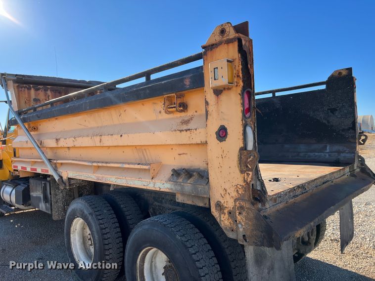 image for item JU9823 2006 International 7400  dump truck