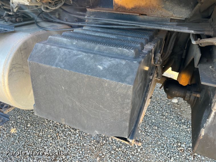 image for item JU9823 2006 International 7400  dump truck