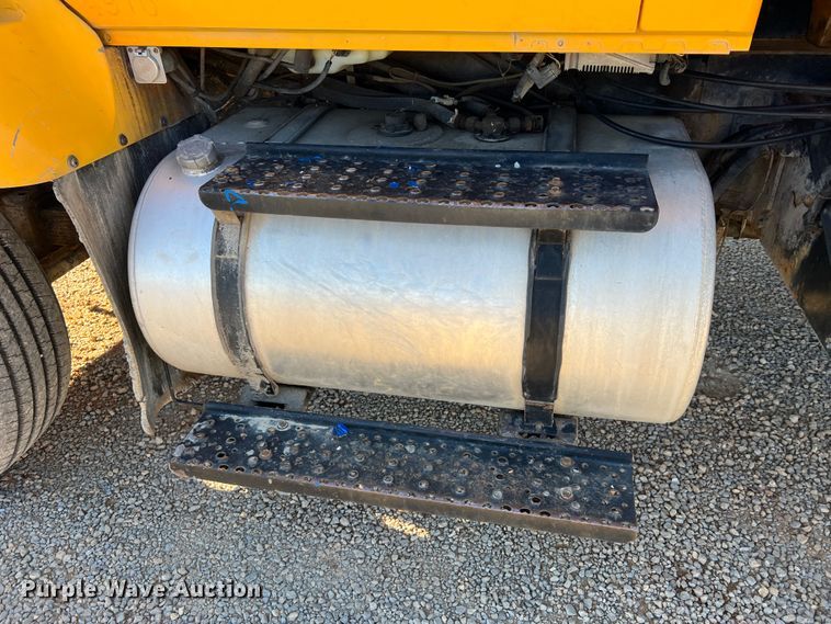 image for item JU9823 2006 International 7400  dump truck