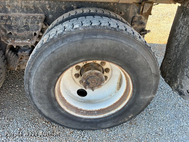 image for item JU9823 2006 International 7400  dump truck