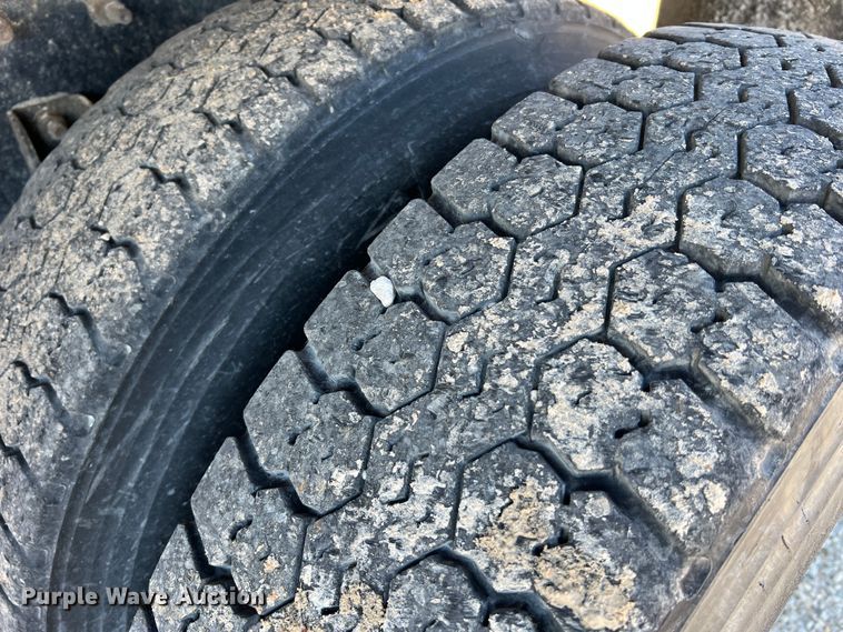 image for item JU9823 2006 International 7400  dump truck