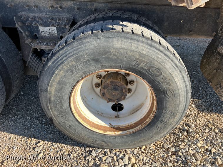 image for item JU9823 2006 International 7400  dump truck