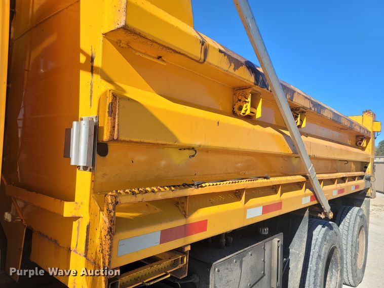 image for item JU9832 2006 International 7400  dump truck