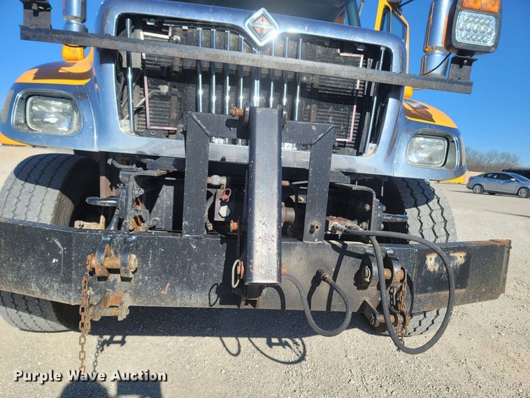 image for item JU9832 2006 International 7400  dump truck