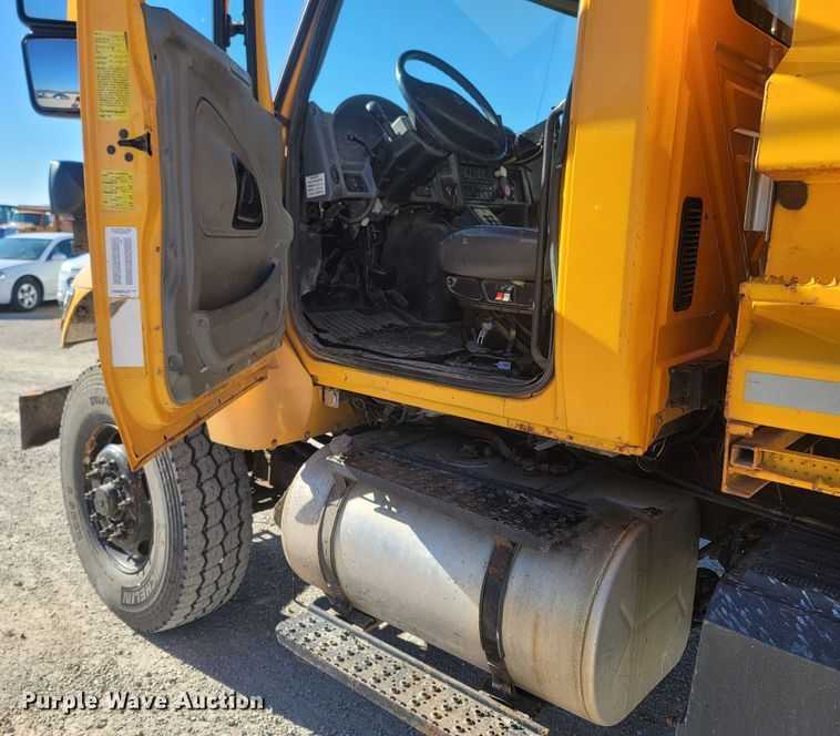 image for item JU9832 2006 International 7400  dump truck